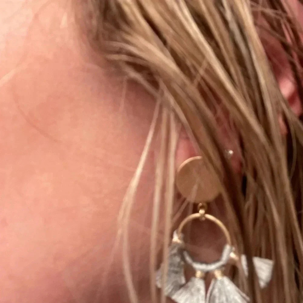 Statement Earrings Gold stud w/ grey-blue tassels - Picture 5 of 7